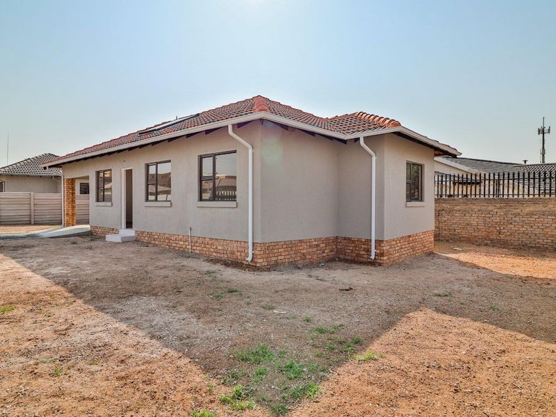 House For Sale in Azaadville Gardens, Krugersdorp - Photo 3