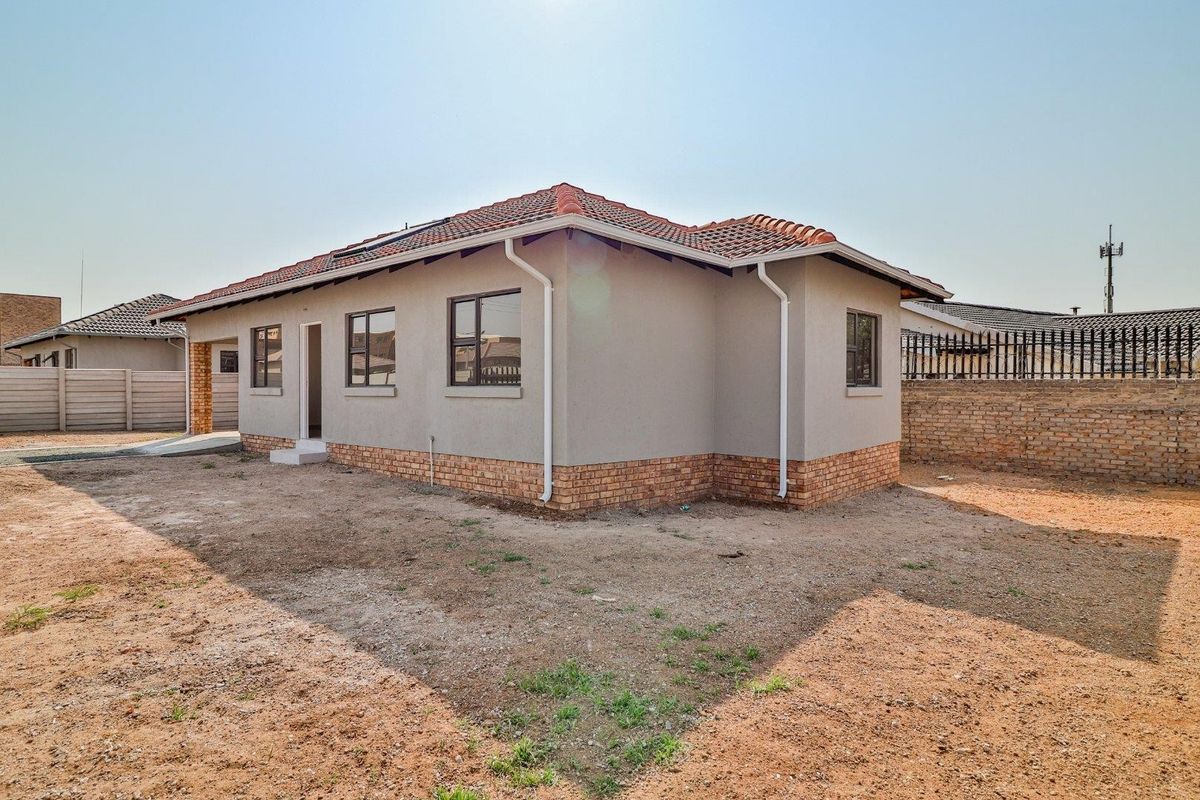House For Sale in Azaadville Gardens, Krugersdorp - Photo 3