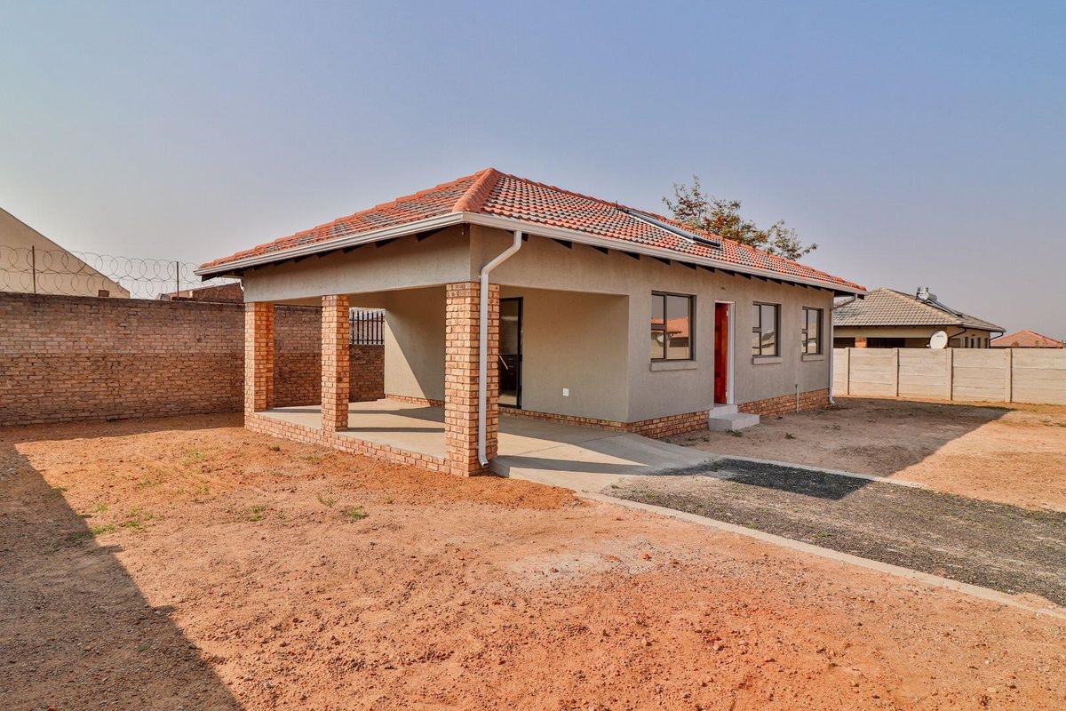House For Sale in Azaadville Gardens, Krugersdorp - Photo 2