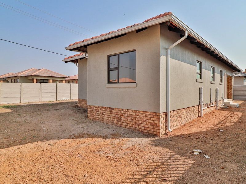 House For Sale in Azaadville Gardens, Krugersdorp - Photo 4
