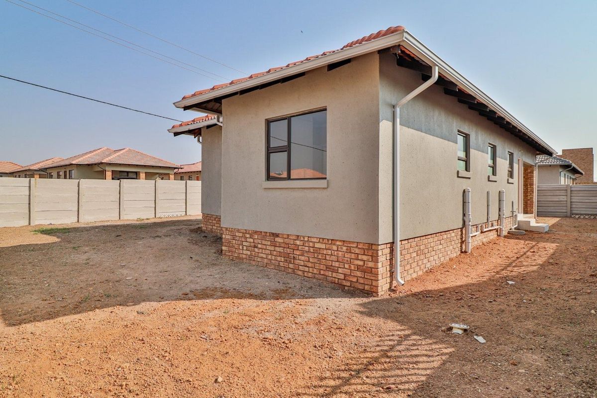 House For Sale in Azaadville Gardens, Krugersdorp - Photo 4
