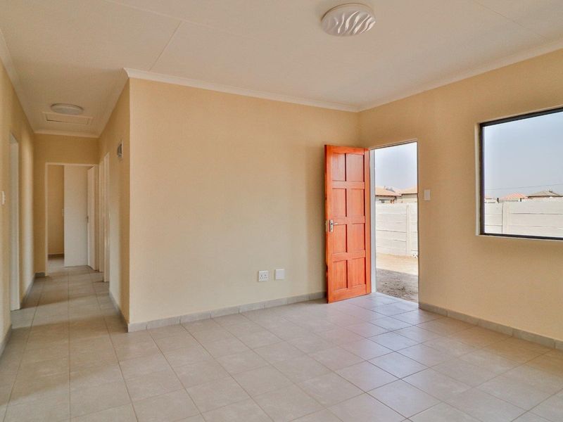 House For Sale in Azaadville Gardens, Krugersdorp - Photo 9