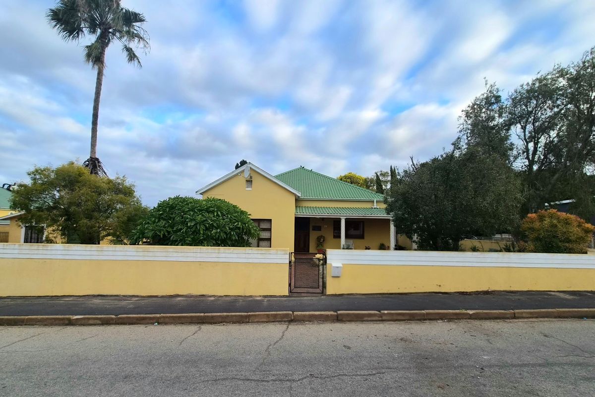 Charming Corner Plot 3 Bedroom Property with Flat in Moorreesburg - Photo 3