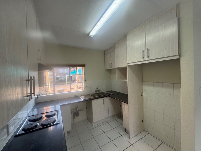 Charming Duplex Living with a Private Garden in the Heart of Van Riebeeckpark - Photo 3