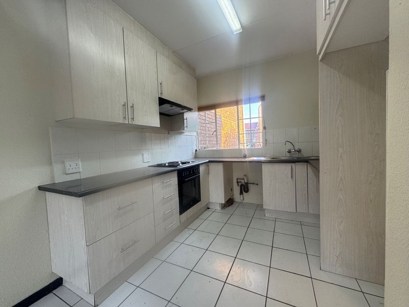 Charming Duplex Living with a Private Garden in the Heart of Van Riebeeckpark - Photo 4