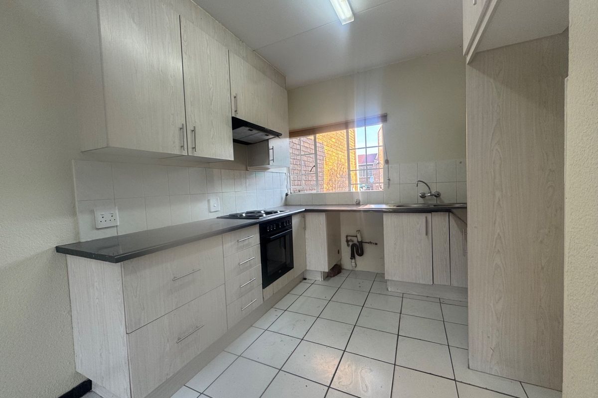 Charming Duplex Living with a Private Garden in the Heart of Van Riebeeckpark - Photo 4