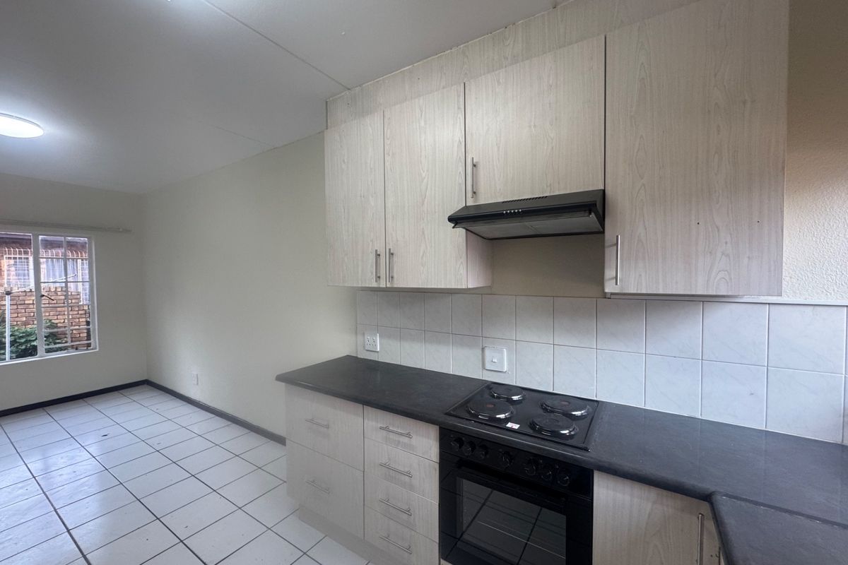 Charming Duplex Living with a Private Garden in the Heart of Van Riebeeckpark - Photo 5