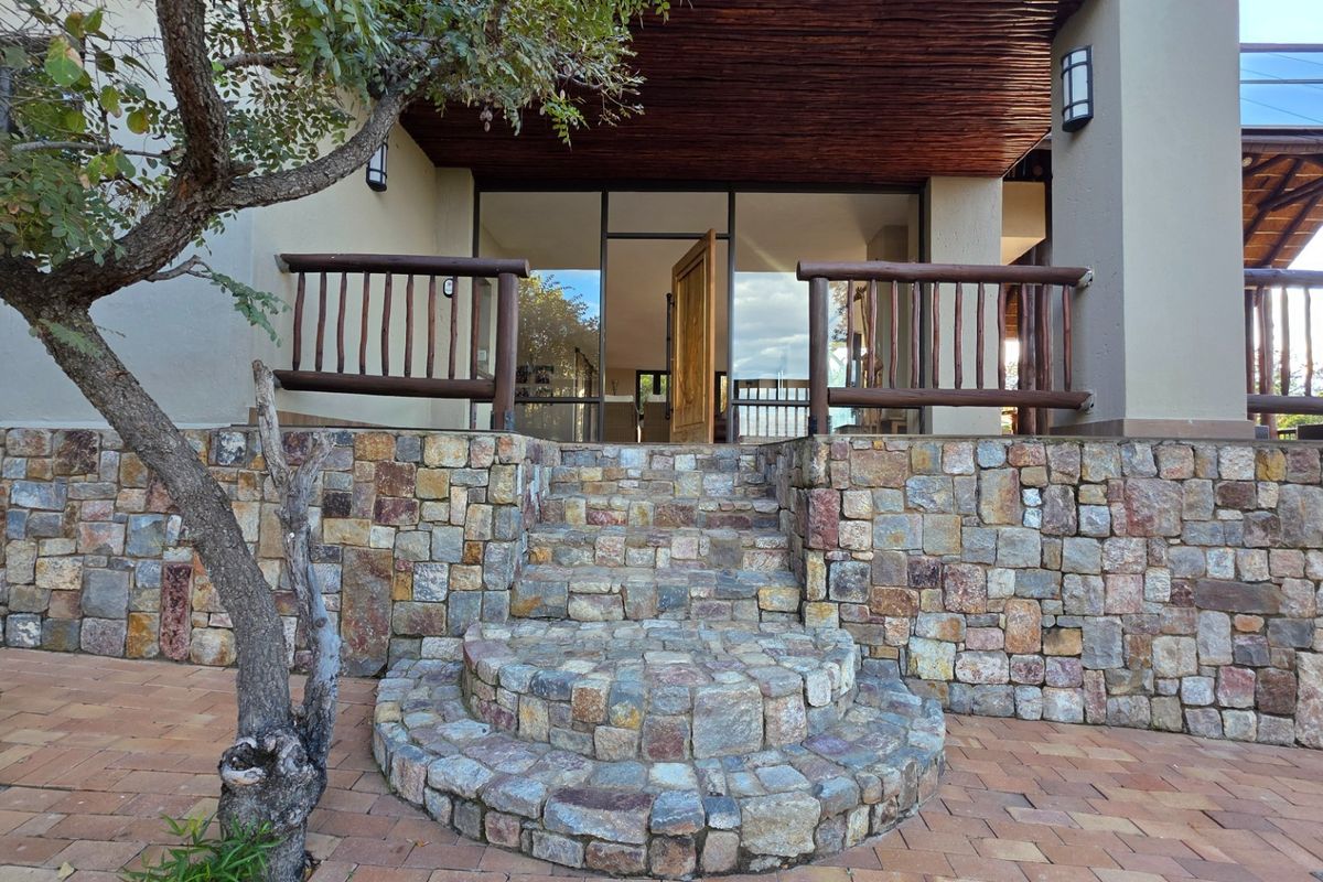Mabula Big 5 - Five Bedroom Lodge with spectacular Waterberg Mountain views - Photo 4