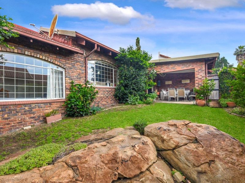 Townhouse For Sale in Sandton - Photo 1