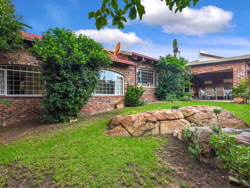 Townhouse For Sale in Sandton - Photo 2
