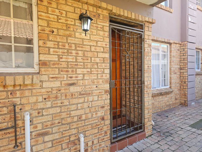 3 Bedroom 2 Bath Ground Floor Apartment To Rent in Carlswald, Midrand - Photo 9