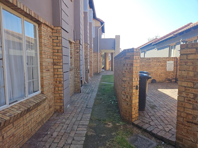 3 Bedroom 2 Bath Ground Floor Apartment To Rent in Carlswald, Midrand - Photo 8