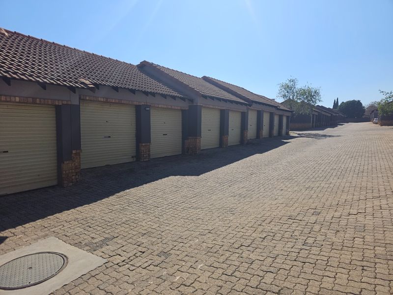 3 Bedroom 2 Bath Ground Floor Apartment To Rent in Carlswald, Midrand - Photo 6