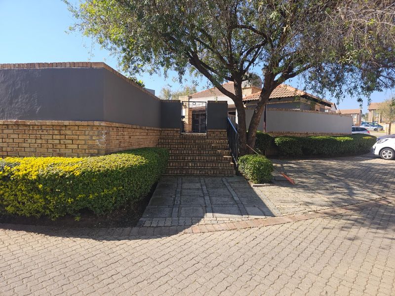 3 Bedroom 2 Bath Ground Floor Apartment To Rent in Carlswald, Midrand - Photo 4