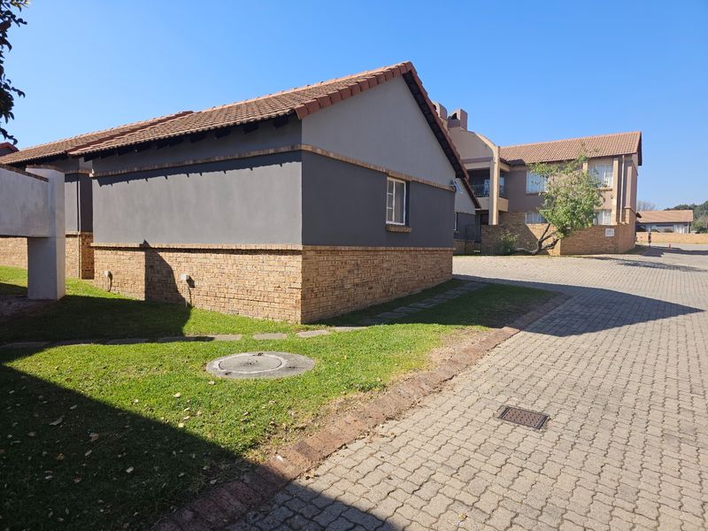 3 Bedroom 2 Bath Ground Floor Apartment To Rent in Carlswald, Midrand - Photo 5