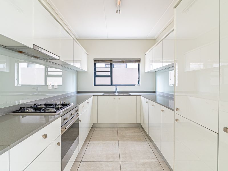 Stylish 3 Bed - 2Bath Ground Floor Apartment To Rent in The Polofields, Waterfall, Midrand - Photo 7