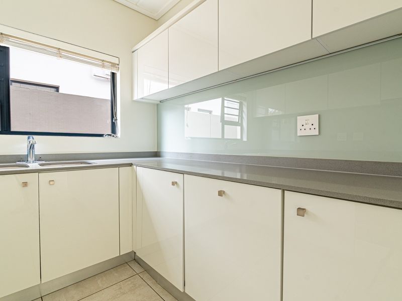 Stylish 3 Bed - 2Bath Ground Floor Apartment To Rent in The Polofields, Waterfall, Midrand - Photo 9