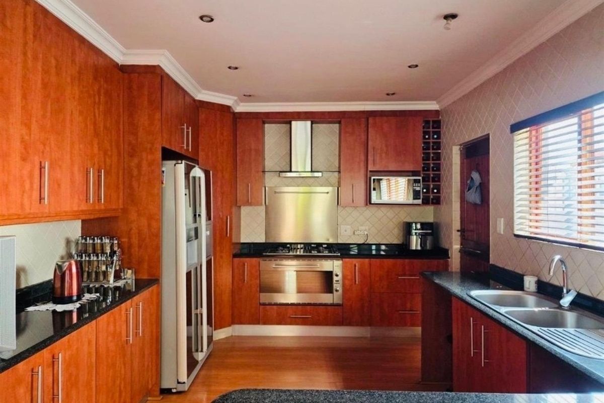 House For Sale in Emfuleni Golf Estate, Vanderbijlpark - Photo 2