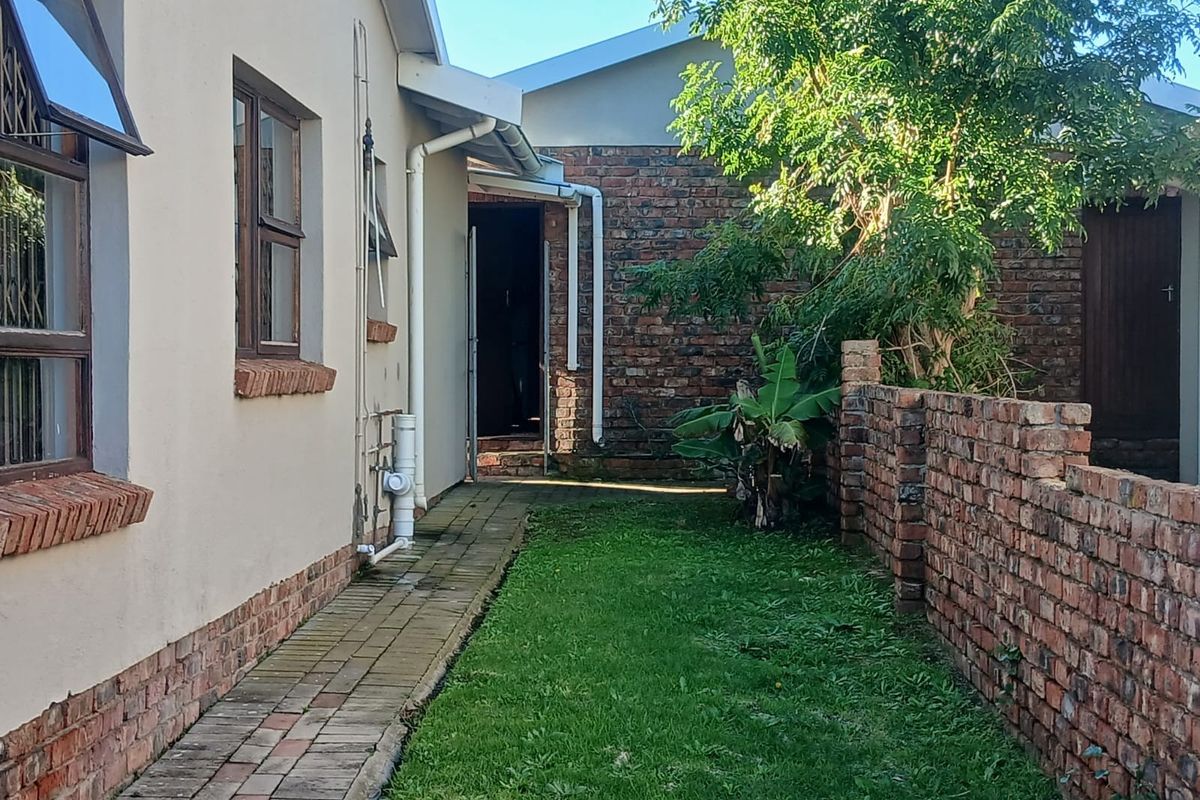 Townhouse For Sale in Port Elizabeth Central, Port Elizabeth - Photo 4