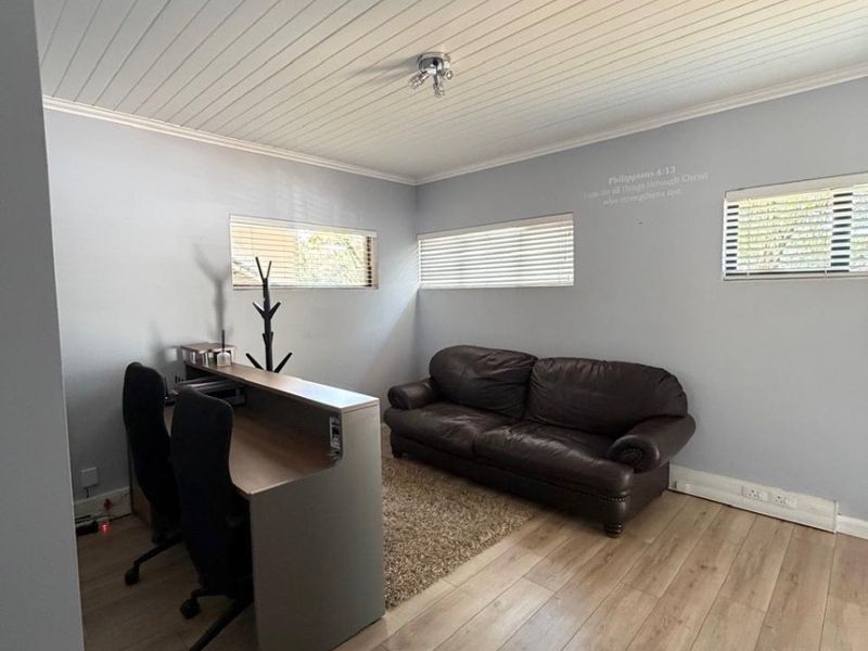 Upmarket Office Space (+full kitchen and restroom) - 98 sq/m + Furniture - Photo 4