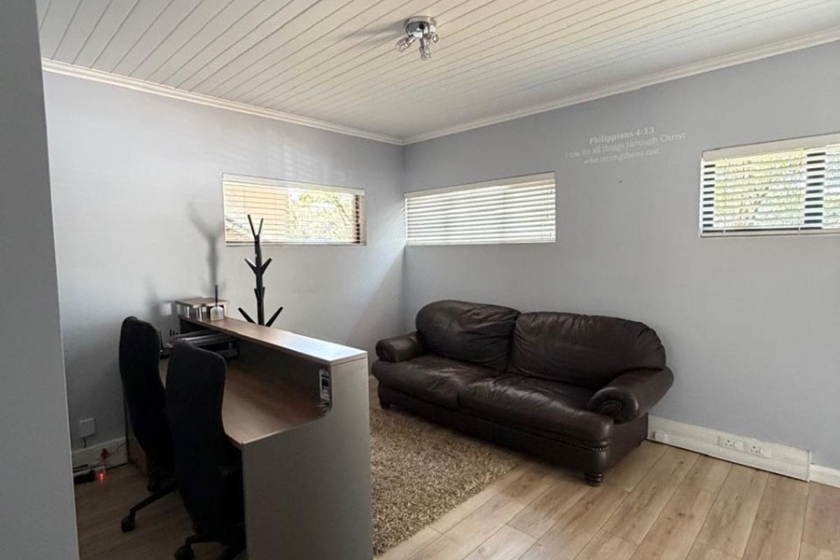 Upmarket Office Space (+full kitchen and restroom) - 98 sq/m + Furniture - Photo 4