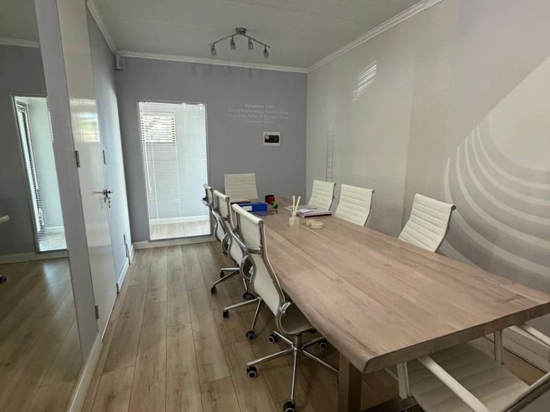 Upmarket Office Space (+full kitchen and restroom) - 98 sq/m + Furniture - Photo 3