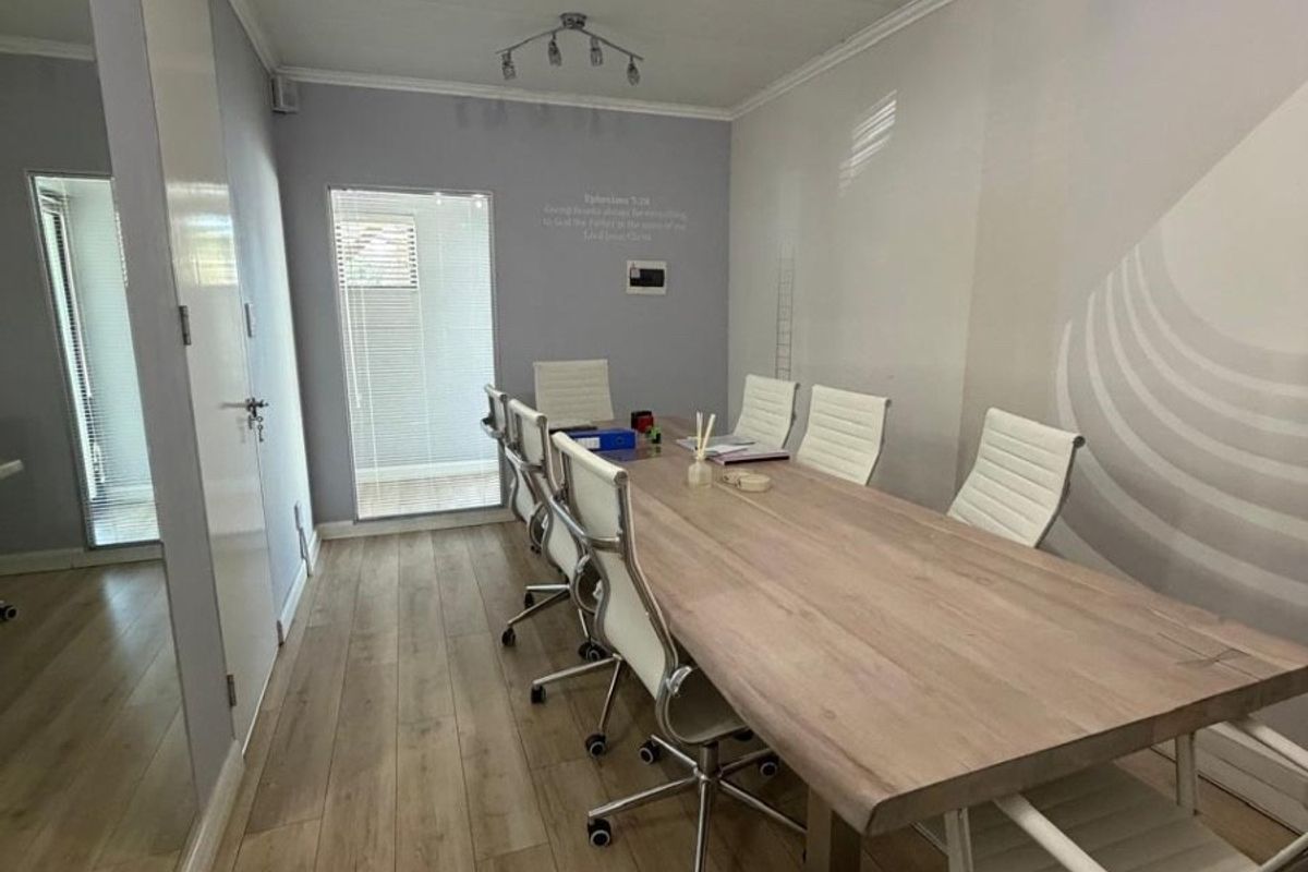 Upmarket Office Space (+full kitchen and restroom) - 98 sq/m + Furniture - Photo 3