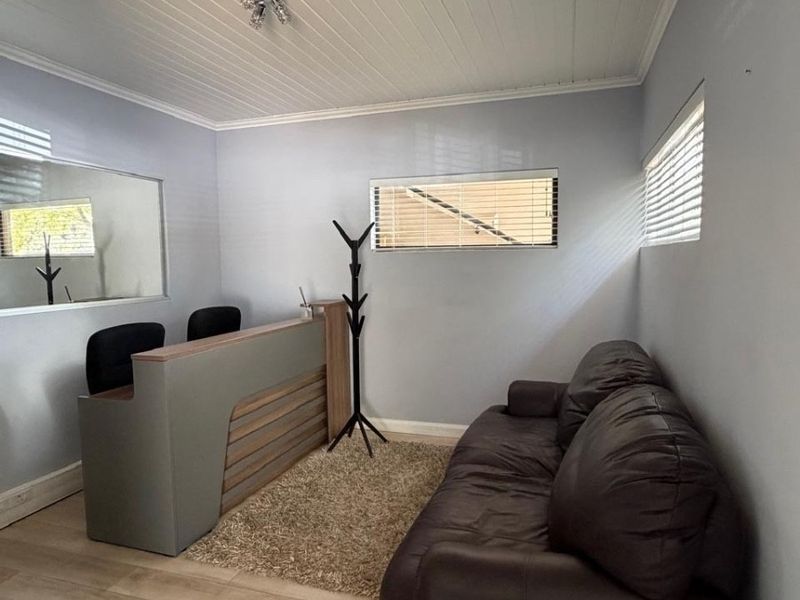 Upmarket Office Space (+full kitchen and restroom) - 98 sq/m + Furniture - Photo 5