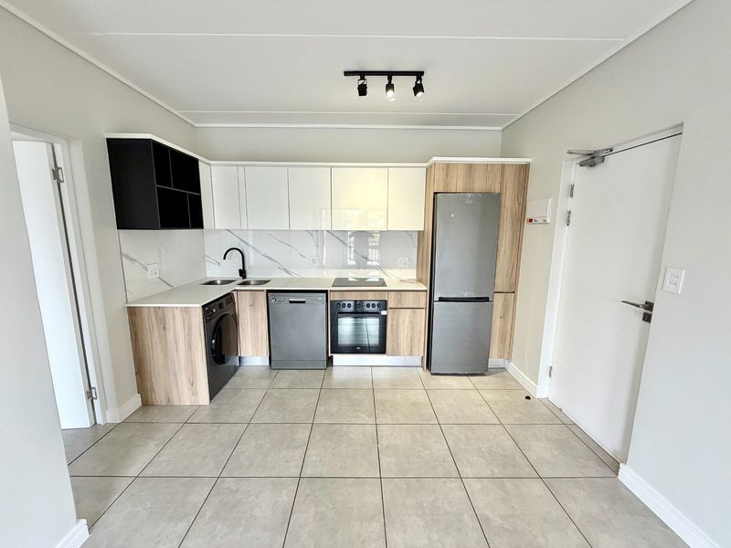 Stylish 1 Bed, 1 Bath - 2nd Floor Apartment For Sale in Waterfall, Midrand - Photo 9