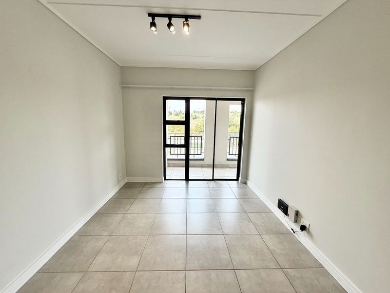 Stylish 1 Bed, 1 Bath - 2nd Floor Apartment For Sale in Waterfall, Midrand - Photo 6