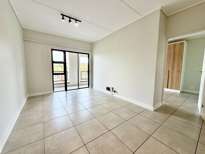 Stylish 1 Bed, 1 Bath - 2nd Floor Apartment For Sale in Waterfall, Midrand - Photo 5
