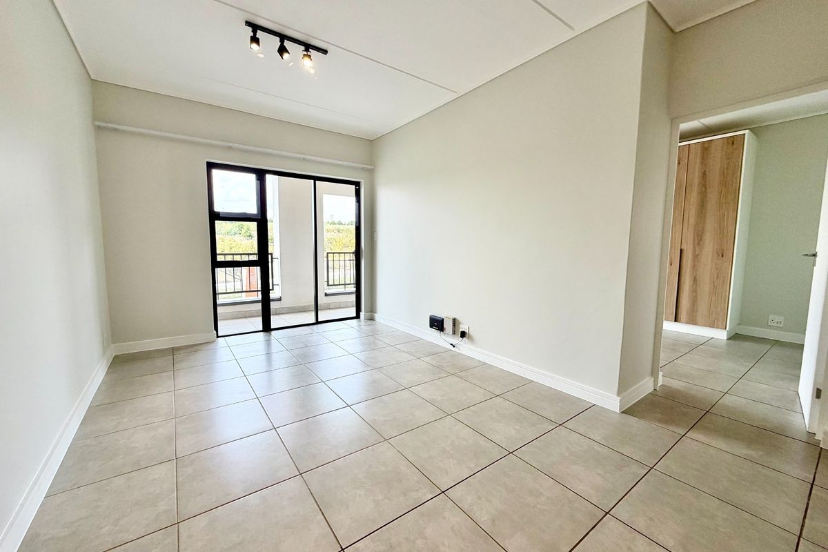 Stylish 1 Bed, 1 Bath - 2nd Floor Apartment For Sale in Waterfall, Midrand - Photo 5