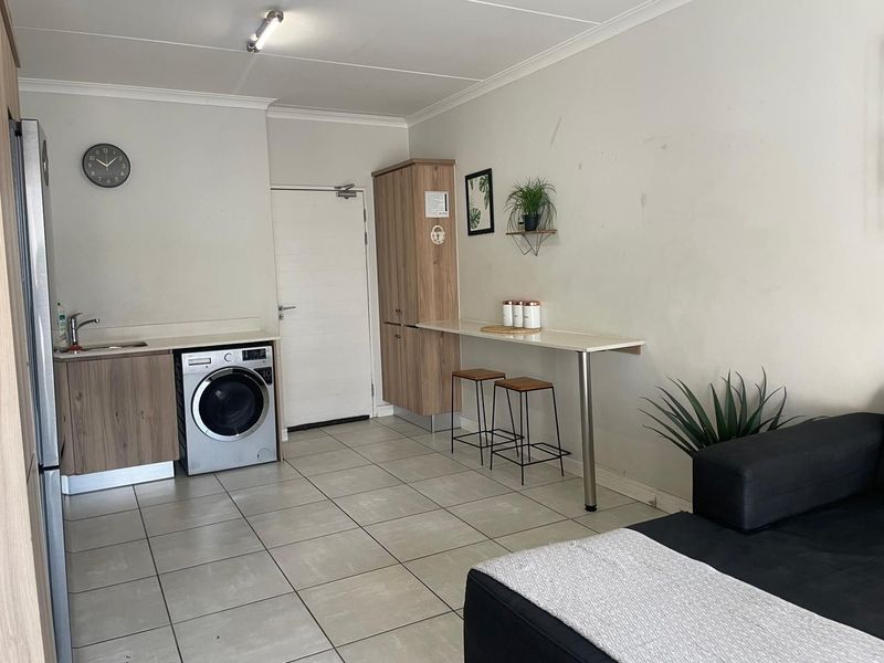 Spacious 2 bed 2 bath - Photo 3