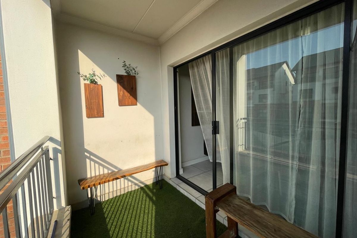 Spacious 2 bed 2 bath - Photo 4