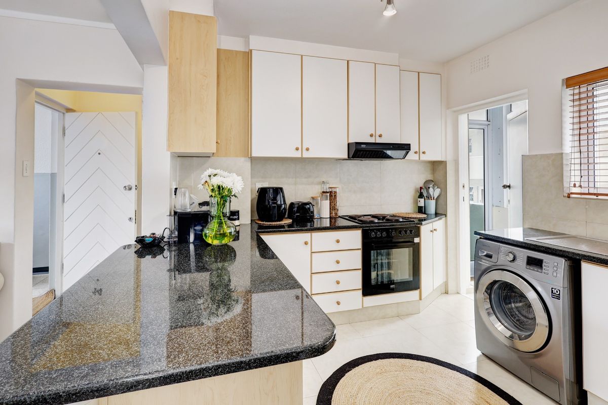 Apartment For Sale in Sea Point, Cape Town - Photo 3