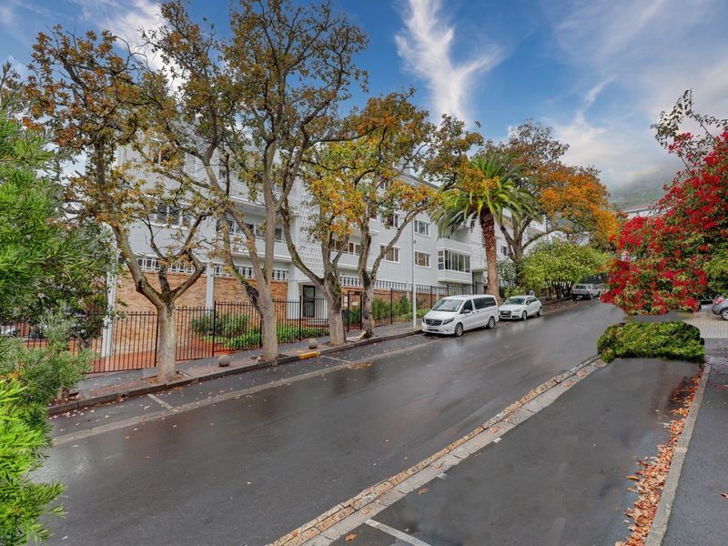 Apartment For Sale in Sea Point, Cape Town - Photo 2