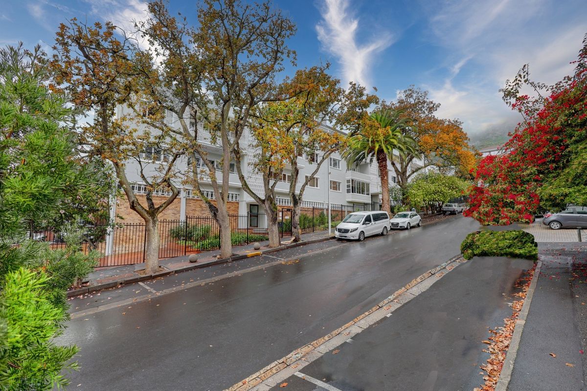 Apartment For Sale in Sea Point, Cape Town - Photo 2