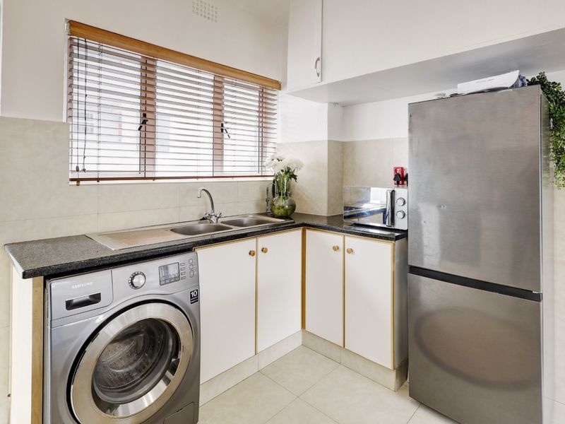 Apartment For Sale in Sea Point, Cape Town - Photo 4