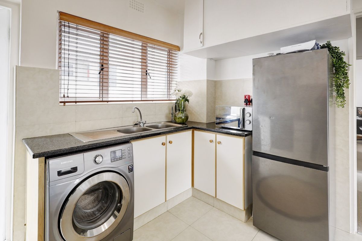 Apartment For Sale in Sea Point, Cape Town - Photo 4