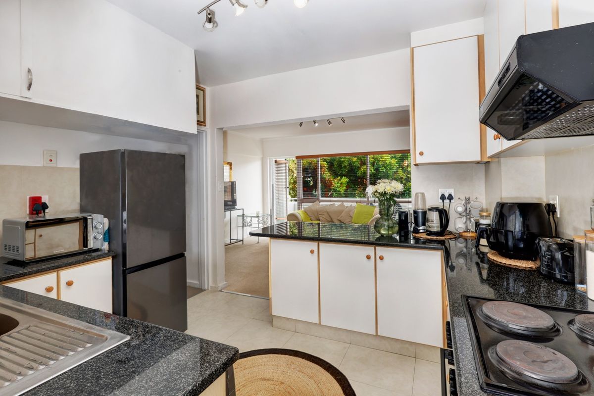 Apartment For Sale in Sea Point, Cape Town - Photo 5