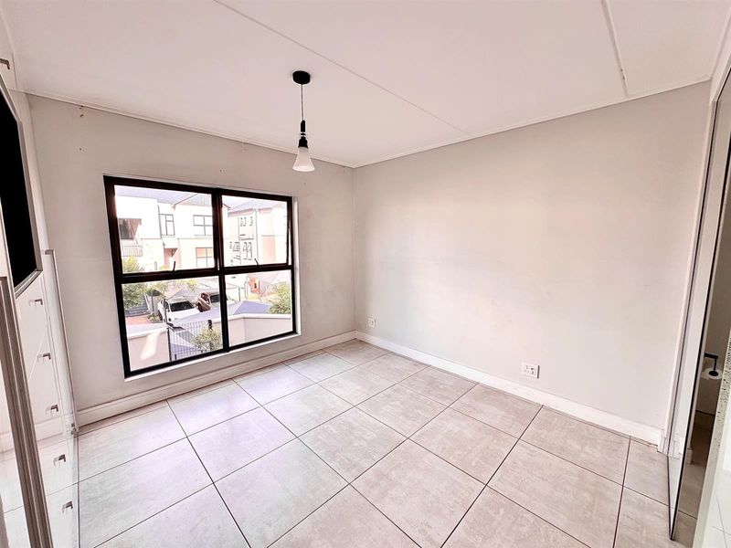 Sophisticated 3 Bed - 2 Bath First Floor Apartment with Balcony To Rent in The Polofields - Photo 10