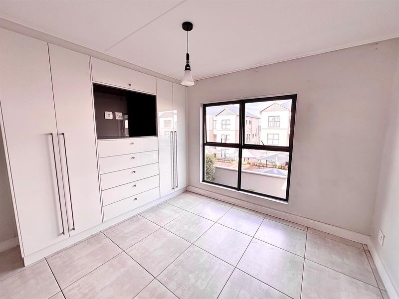 Sophisticated 3 Bed - 2 Bath First Floor Apartment with Balcony To Rent in The Polofields - Photo 9