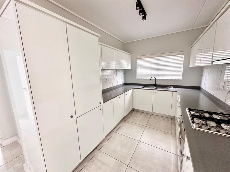 Sophisticated 3 Bed - 2 Bath First Floor Apartment with Balcony To Rent in The Polofields - Photo 7