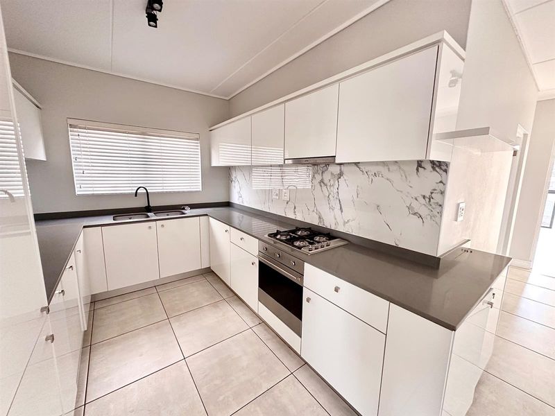 Sophisticated 3 Bed - 2 Bath First Floor Apartment with Balcony To Rent in The Polofields - Photo 8