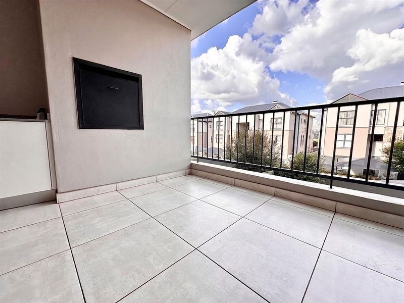 Sophisticated 3 Bed - 2 Bath First Floor Apartment with Balcony To Rent in The Polofields - Photo 6