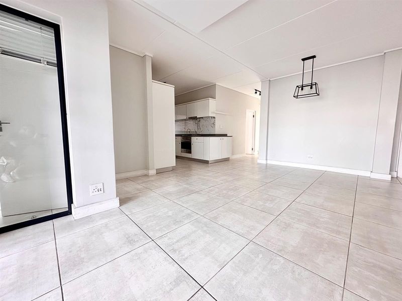 Sophisticated 3 Bed - 2 Bath First Floor Apartment with Balcony To Rent in The Polofields - Photo 5
