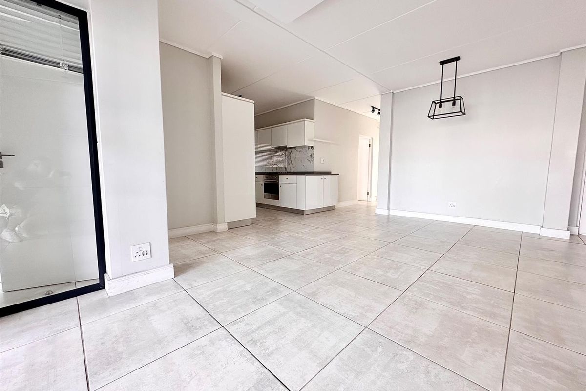 Sophisticated 3 Bed - 2 Bath First Floor Apartment with Balcony To Rent in The Polofields - Photo 5
