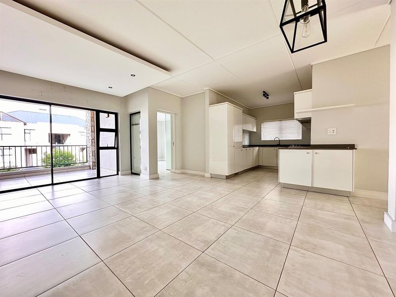 Sophisticated 3 Bed - 2 Bath First Floor Apartment with Balcony To Rent in The Polofields - Photo 4