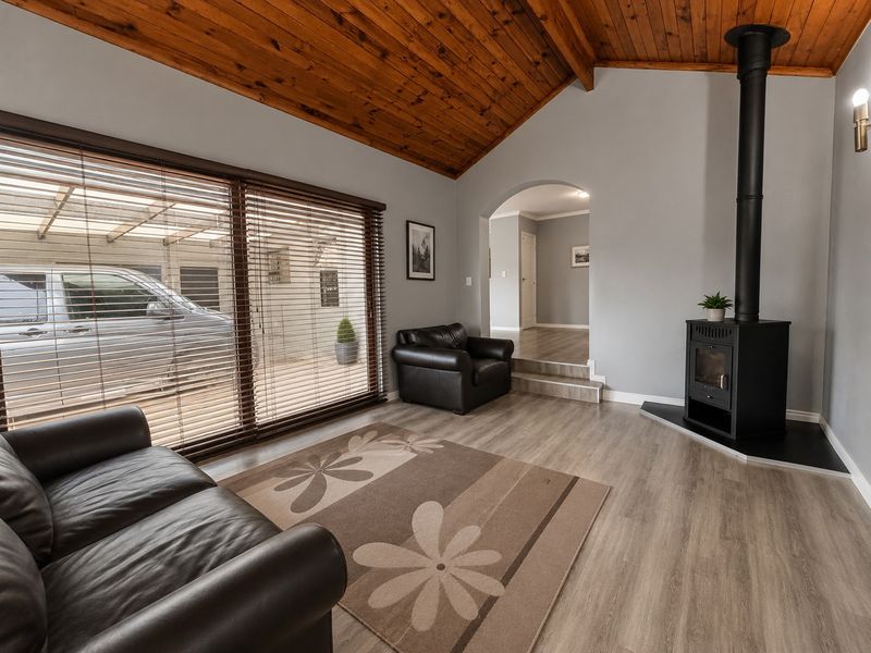 Ultra-modern, exceptionally secure 4-bedroom family home. - Photo 6