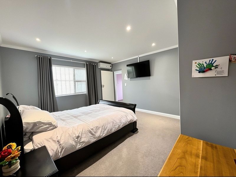 Ultra-modern, exceptionally secure 4-bedroom family home. - Photo 9
